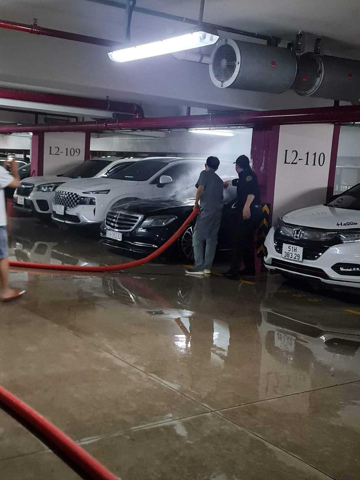 Mercedes S450 5 tỷ của ca sĩ Duy Mạnh cháy tại chung cư