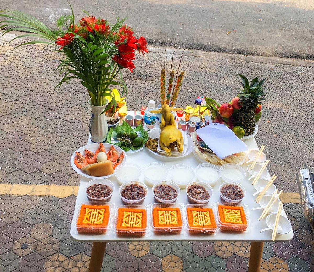 Theo quan niệm dân gian, xe ô tô không chỉ là một phương tiện đi lại, mà còn được coi là một con thú sức mạnh, thần linh mang đến may mắn và bảo vệ gia chủ. Do đó, việc cúng xe được coi là việc cầu nguyện, đem lại sự may mắn, bảo vệ, tăng cường sức mạnh cho xe cũng như cho người sử dụng. Trong văn khấn cúng xe, người cúng thường đề nghị sự bảo hộ của các thần linh, các vị thần, các tổ tiên, cầu nguyện cho xe được bền vững, an toàn và điều hòa tốt. Sau khi cúng, người cúng thường đốt nhang, thắp hương để tạo ra một không khí thiêng liêng và mang lại sự linh thiêng cho chiếc xe. Văn khấn cúng xe không chỉ là việc đưa vào sử dụng xe mới hay sửa chữa, mà còn được thực hiện định kỳ trong các dịp lễ tết, để cầu mong sự bảo hộ, an toàn và phát triển tốt cho xe và gia đình. Việc thực hiện văn khấn cúng xe đúng cách được coi là một nét đẹp văn hóa truyền thống của đất nước Việt Nam, góp phần tạo nên sự đoàn kết và tôn vinh giá trị văn hóa dân tộc. thanhdai0512@gmail.com cúng xe ô tô mới mua Cúng xe ô tô mới mua là một nghi thức trang trọng và quan trọng trong văn hóa dân gian của nhiều quốc gia, trong đó có Việt Nam. Thực hiện nghi thức cúng xe ô tô mới mua không chỉ mang ý nghĩa tôn vinh những vị thần bảo vệ, cầu mong sự may mắn và an toàn cho người sử dụng, mà còn thể hiện sự tôn trọng đối với truyền thống và tâm linh của dân tộc. Cúng xe ô tô mới mua thường được tiến hành vào ngày tốt, giờ tốt và được chọn trước đó. Nghi thức cúng xe bao gồm việc chuẩn bị các vật phẩm cúng như hoa, trầu, nến, rượu và đồng tiền, sau đó thực hiện các bước cúng theo trật tự và quy định truyền thống. Trong quá trình cúng, người cúng sẽ cầu nguyện cho những vị thần bảo vệ và cầu mong sự bảo trợ của họ đối với chiếc xe mới, mang lại may mắn, tài lộc và sự an toàn trong hành trình sử dụng xe. Cúng xe ô tô mới mua còn là dịp để người sử dụng chiếc xe mới mừng tuổi, tôn vinh tình cảm với gia đình và bạn bè, đồng thời khẳng định đẳng cấp và tài chính của mình. Ngoài ra, việc thực hiện nghi thức cúng xe còn giúp mang lại tâm linh an lạc cho người sử dụng, giảm bớt sự căng thẳng và lo âu trong cuộc sống. Trong tổ chức lễ cúng xe ô tô mới mua, nên tôn trọng các giá trị truyền thống, sử dụng các vật phẩm cúng đúng cách và tuân thủ các quy định đạo đức, truyền thống, đồng thời không gây mất trật tự, ô nhiễm môi trường.