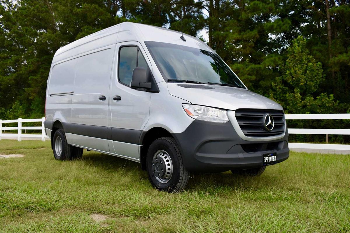 Mercedes Benz Sprinter bị triệu hồi tại Mỹ do hai lỗi cực lớn