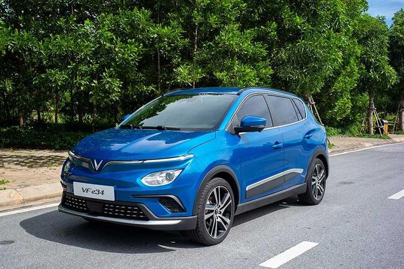 Cách mở và đóng nắp capo trên xe VinFast VF e34 và lưu ý khi sử dụng.