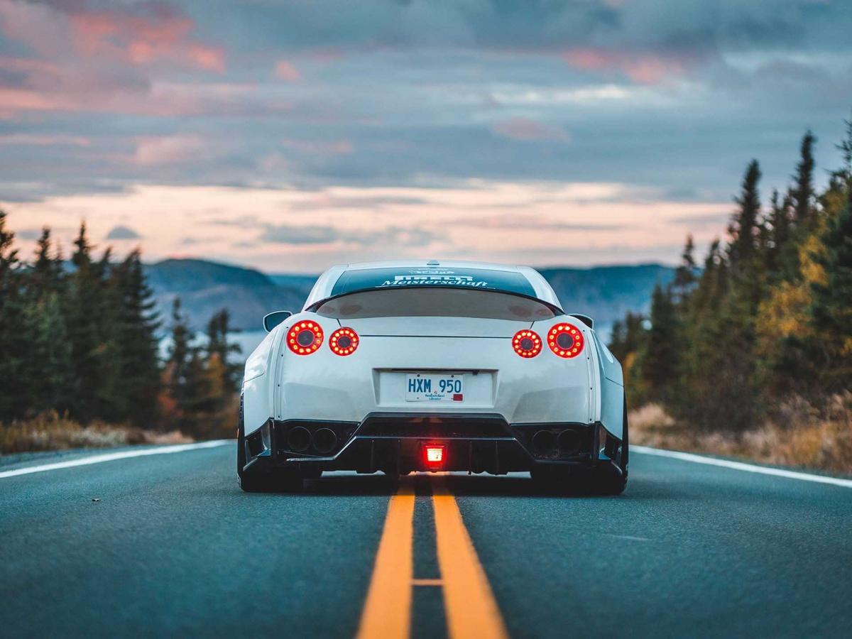 Năm 2023 nên mua xe ô tô điện hay xe ô tô xăng?