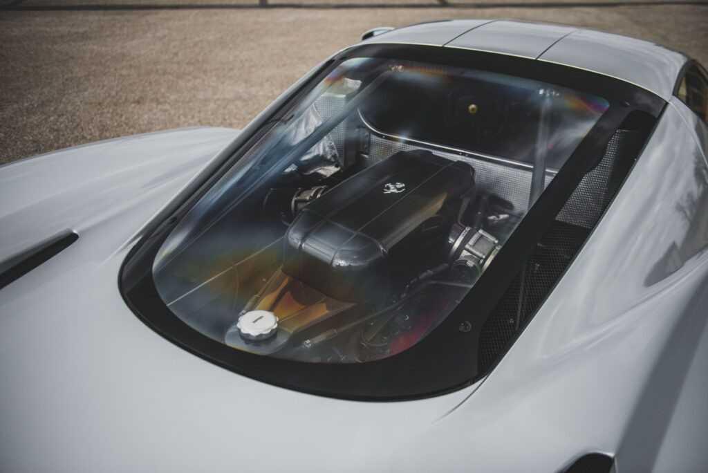 Siêu xe Ferrari Enzo đời 2003 mới tinh được rao bán