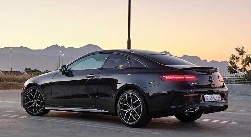 Mercedes E300: Giá & Thông số 2023