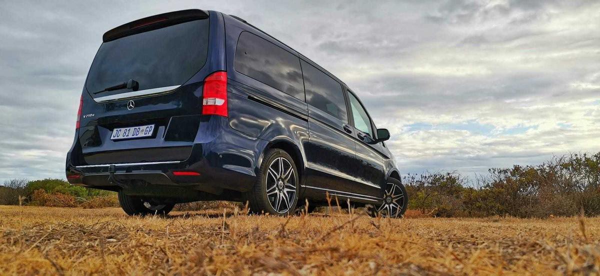 Mercedes V250: Giá & Thông số kỹ thuật 2023
