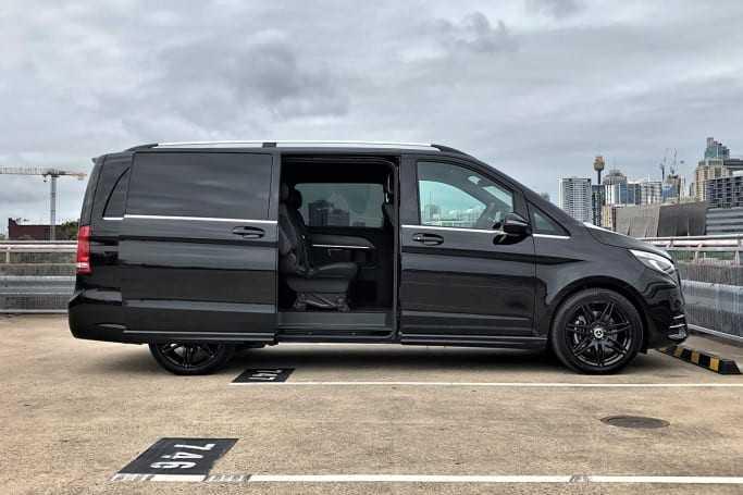 Mercedes V250: Giá & Thông số kỹ thuật 2023