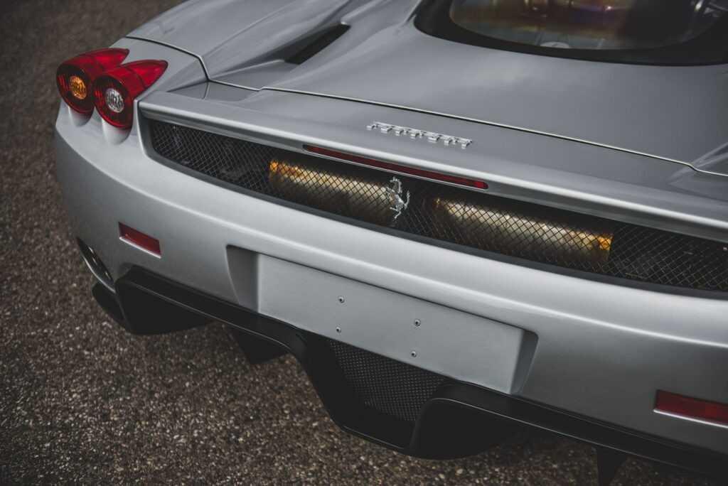 Siêu xe Ferrari Enzo đời 2003 mới tinh được rao bán