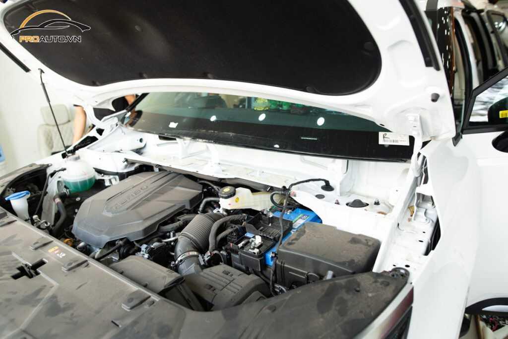 Cách mở và đóng nắp capo trên xe VinFast VF e34 và lưu ý khi sử dụng.