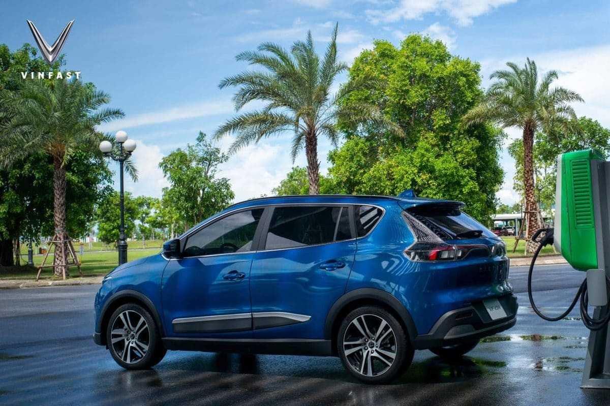 Cách mở và đóng nắp capo trên xe VinFast VF e34 và lưu ý khi sử dụng.