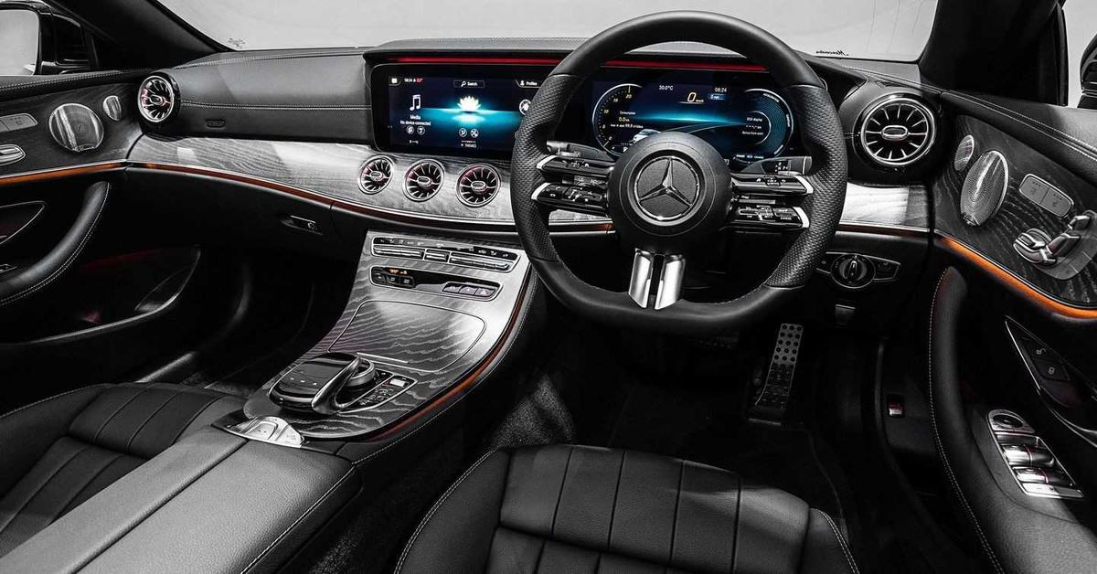 Mercedes E300: Giá & Thông số 2023