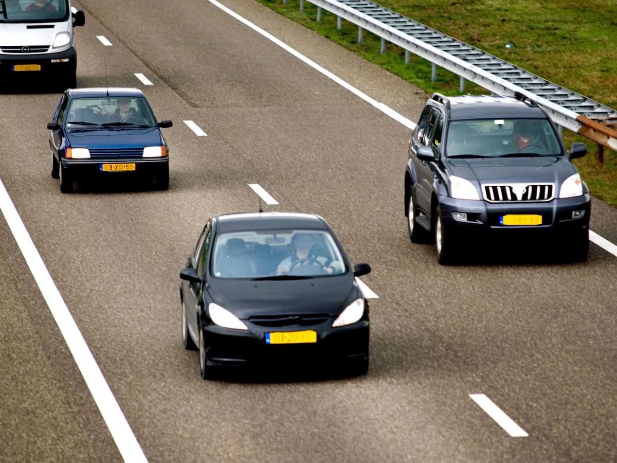 Năm 2023 nên mua xe ô tô điện hay xe ô tô xăng?