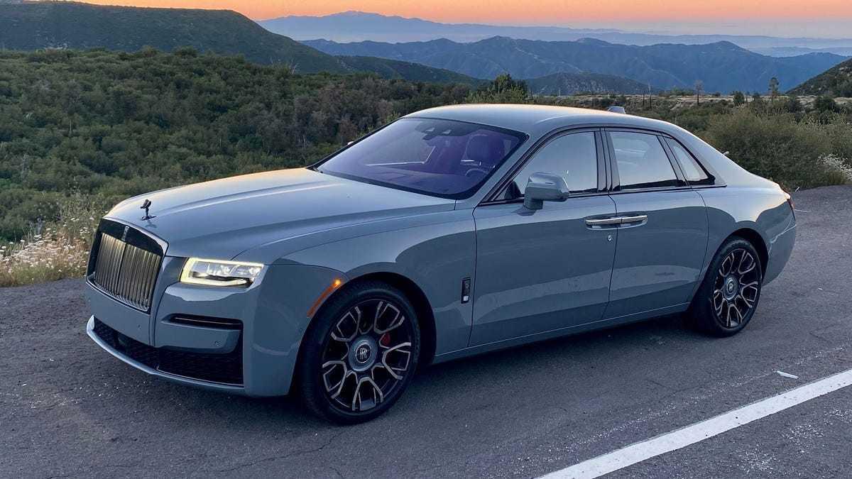 Rolls Royce Ghost Black Badge: Giá & Thông số 2023