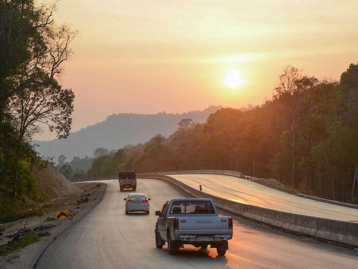 Năm 2023 nên mua xe ô tô điện hay xe ô tô xăng?