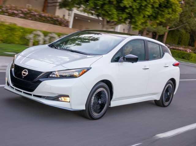 Giá xăng tăng - Top 10 dòng xe tiết kiệm xăng 2023