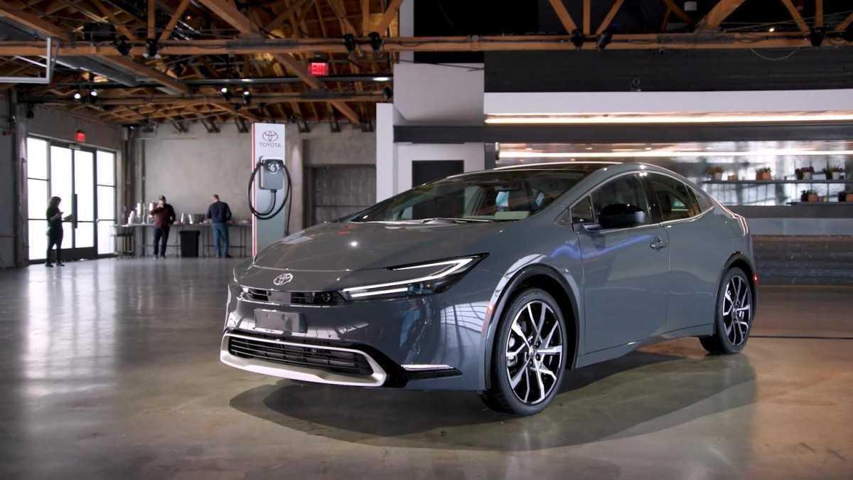 Toyota Prius Prime 2023: Giá & Thông số mới nhất