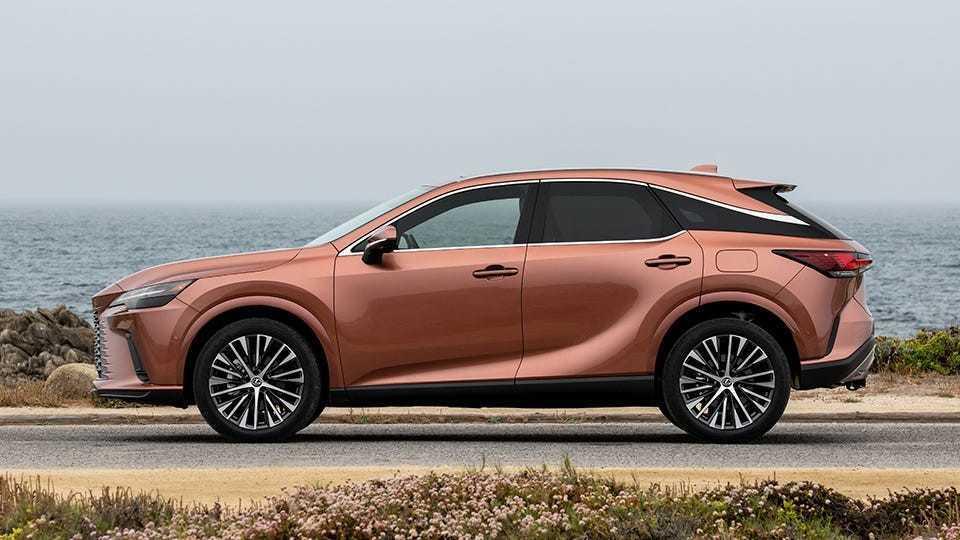 Lý do gì khiến Lexus RX trở thành dòng SUV được ưa chuộng nhất của Lexus?