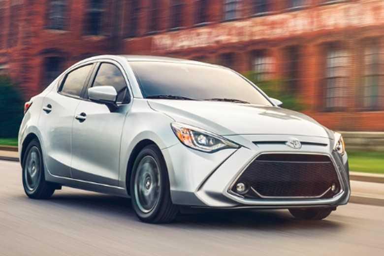 Giá xăng tăng - Top 10 dòng xe tiết kiệm xăng 2023