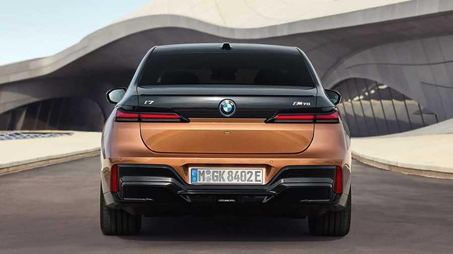BMW i7 M70 xDrive 2024 ra mắt: Mẫu xe điện nhanh nhất của hãng?