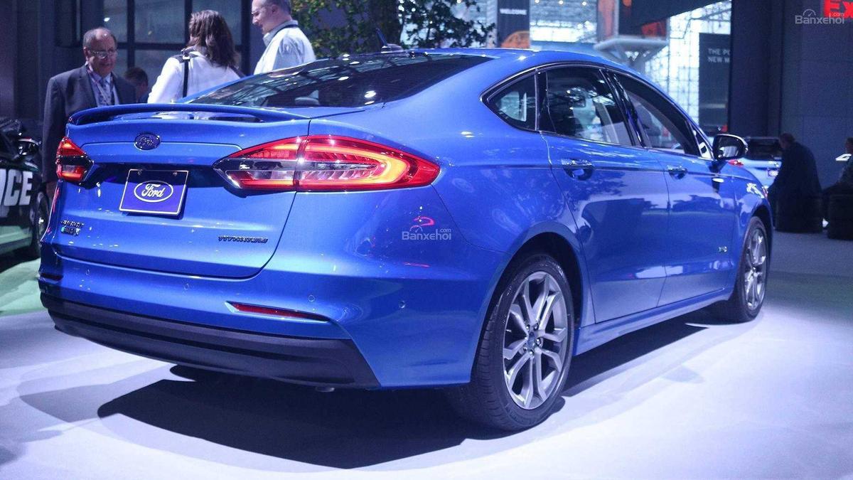 Ford Fusion Hybrid: Giá & Thông số mới nhất 2023