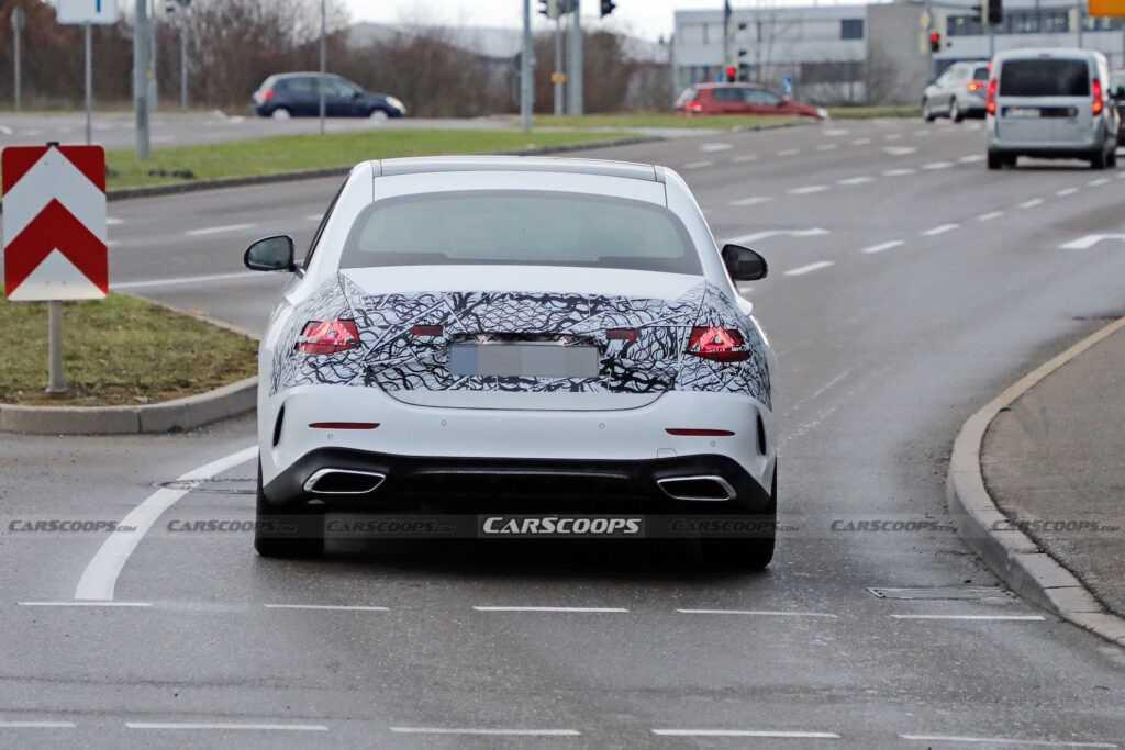 Hé lộ hình bóng Mercedes E-Class 2024 động cơ hybrid trước thềm ra mắt