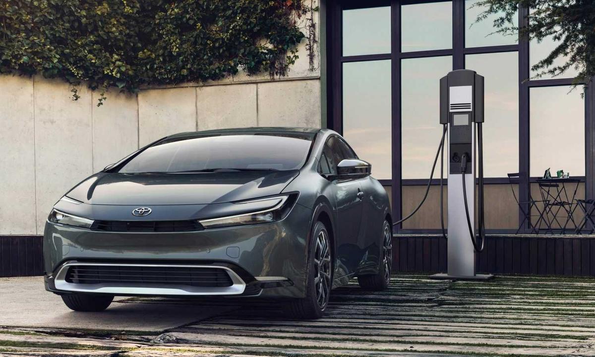 Toyota Prius Prime 2023: Giá & Thông số mới nhất