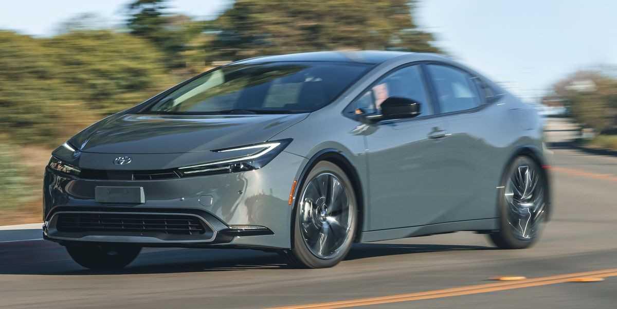 Giá xăng tăng - Top 10 dòng xe tiết kiệm xăng 2023