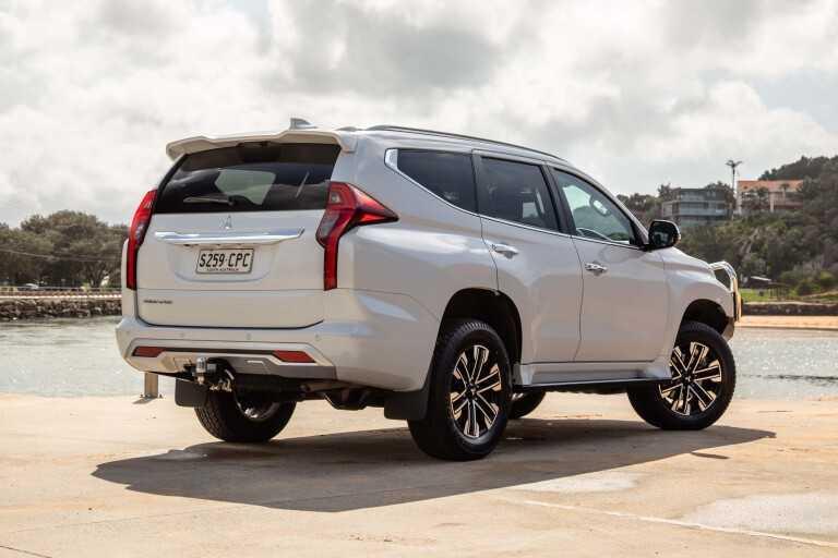 Mitsubishi Pajero Sport 2023: Giá & Thông số