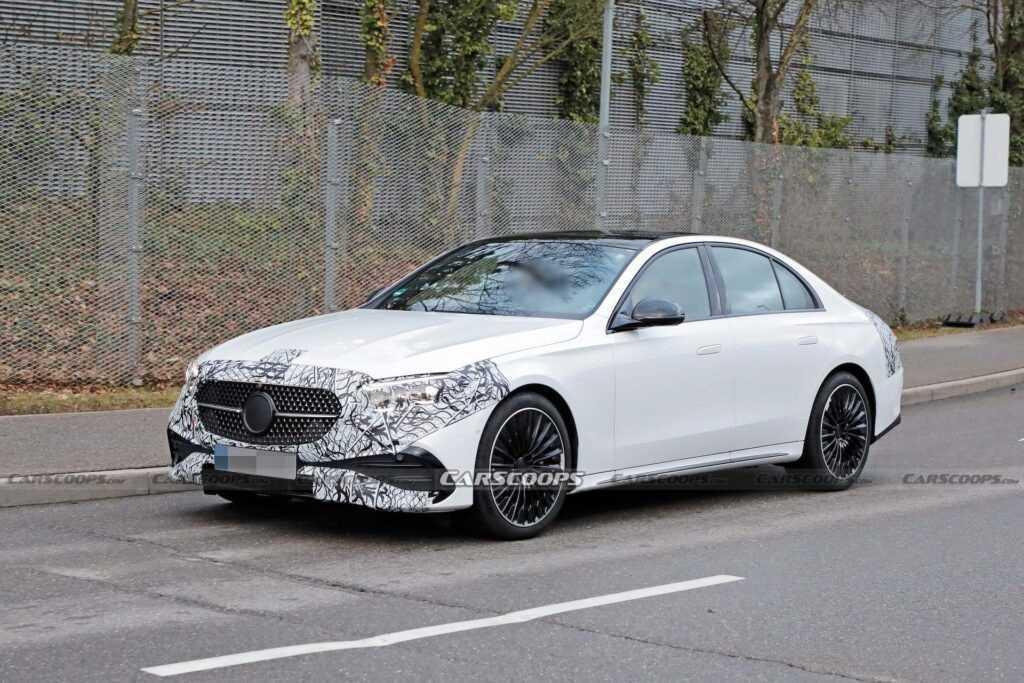 Hé lộ hình bóng Mercedes E-Class 2024 động cơ hybrid trước thềm ra mắt