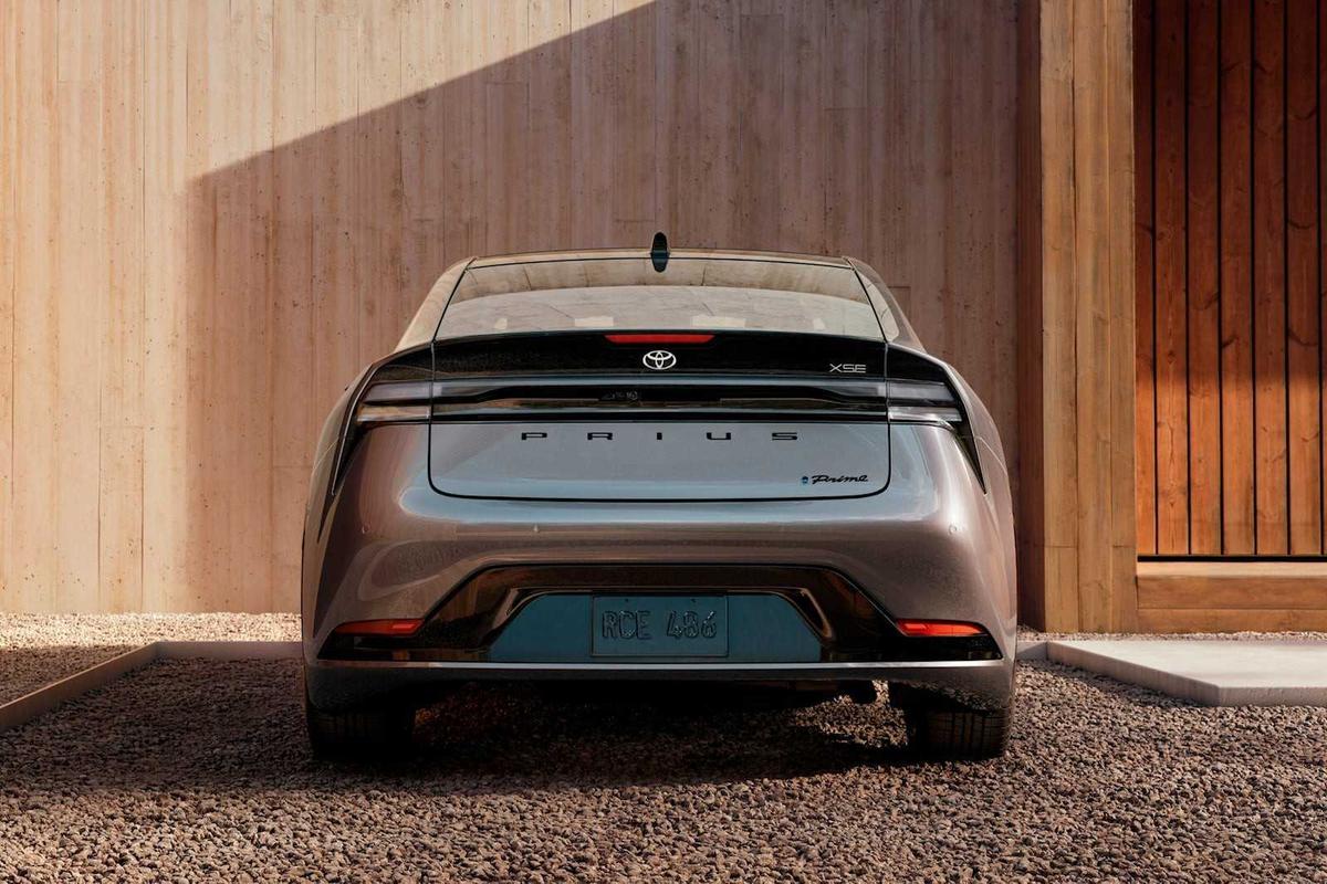 Toyota Prius Prime 2023: Giá & Thông số mới nhất
