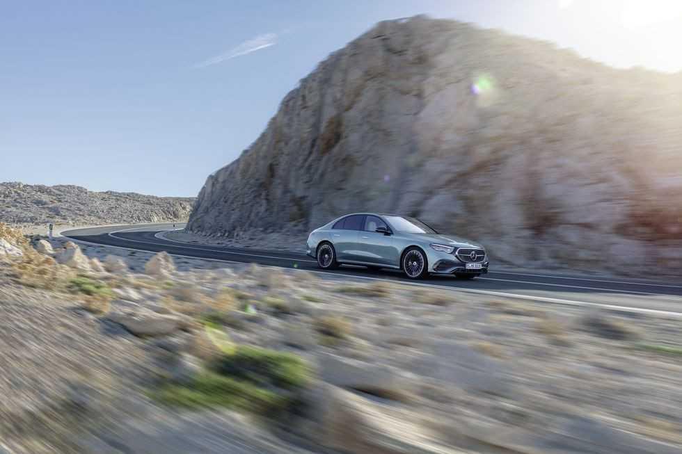 Mercedes-Benz E-Class 2024 học từ quá khứ, hướng tới tương lai