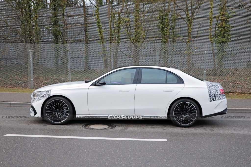 Hé lộ hình bóng Mercedes E-Class 2024 động cơ hybrid trước thềm ra mắt
