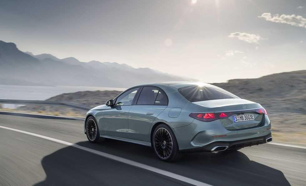 Mercedes-Benz E-Class 2024 học từ quá khứ, hướng tới tương lai