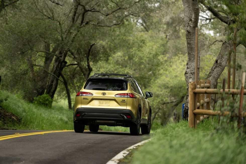 Toyota Corolla Cross Hybrid 2023: Thông số, Hình ảnh & Giá cả