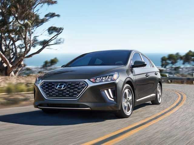 Giá xăng tăng - Top 10 dòng xe tiết kiệm xăng 2023