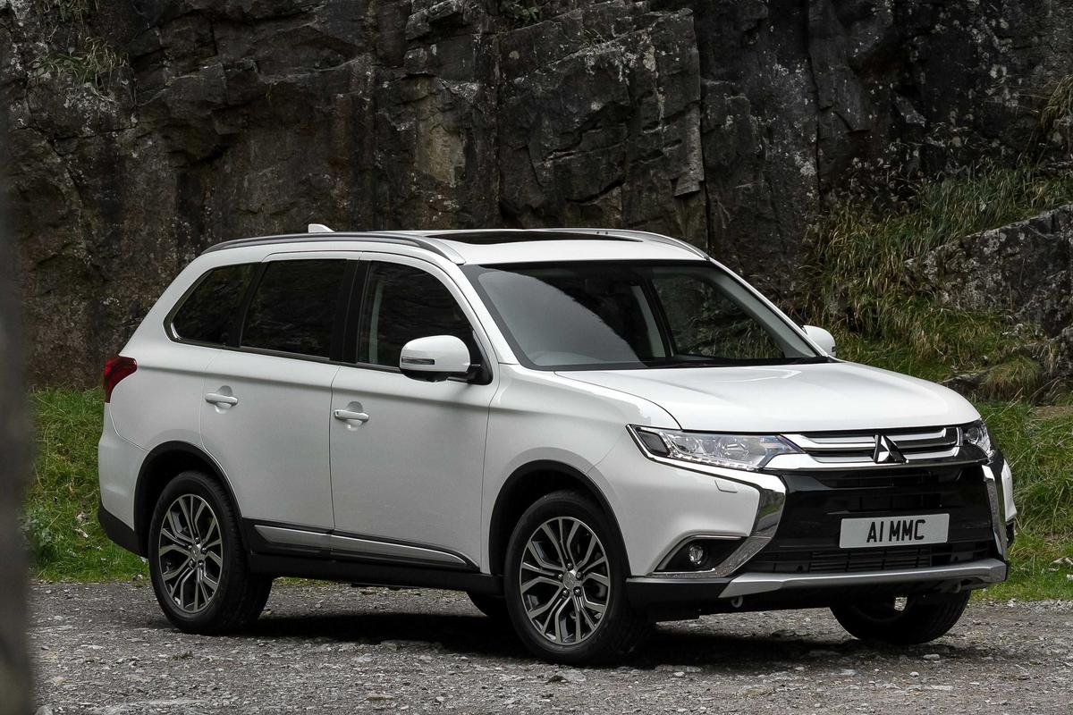 Lái xe Mitsubishi Outlander không nên vào số lùi quá nhanh - Chi tiết, hướng dẫn