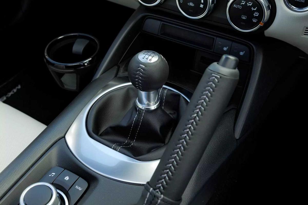 Mazda MX-5 Kizuna 2023 trình làng Anh Quốc với mui xe đặc biệt