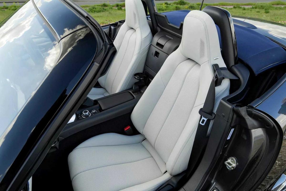 Mazda MX-5 Kizuna 2023 trình làng Anh Quốc với mui xe đặc biệt