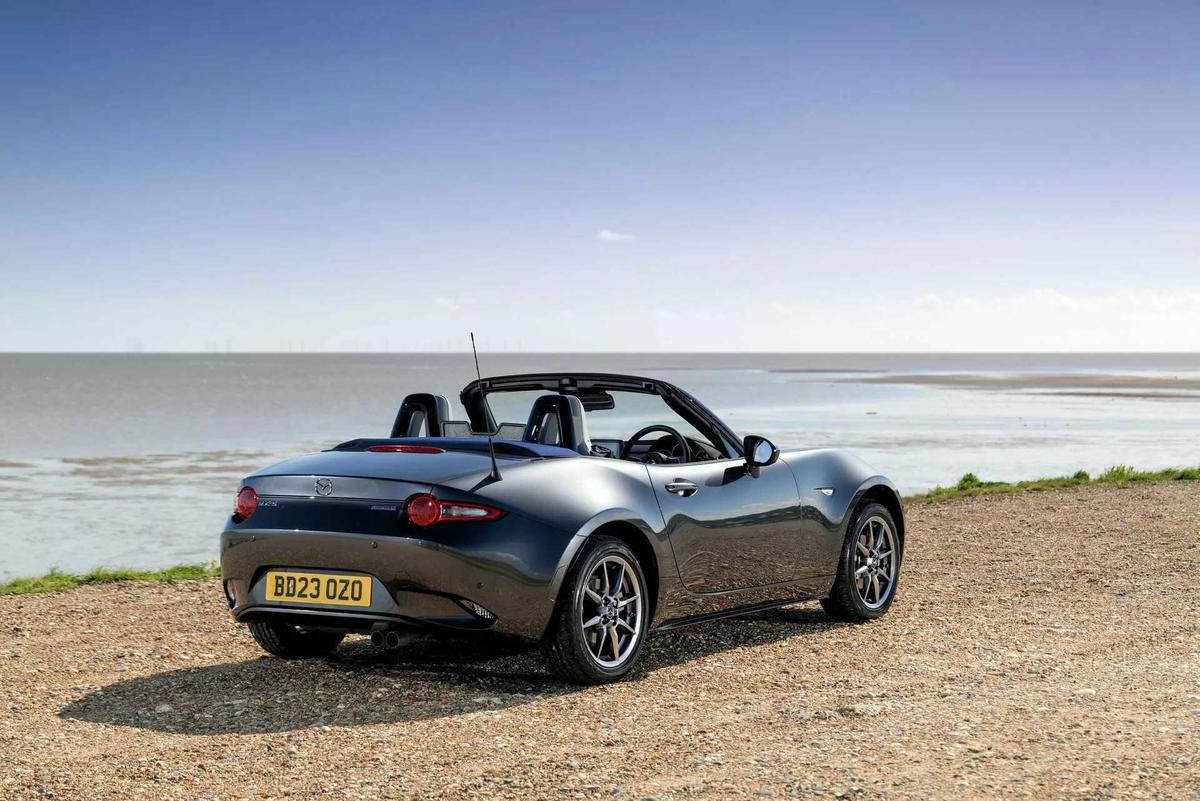 Mazda MX-5 Kizuna 2023 trình làng Anh Quốc với mui xe đặc biệt