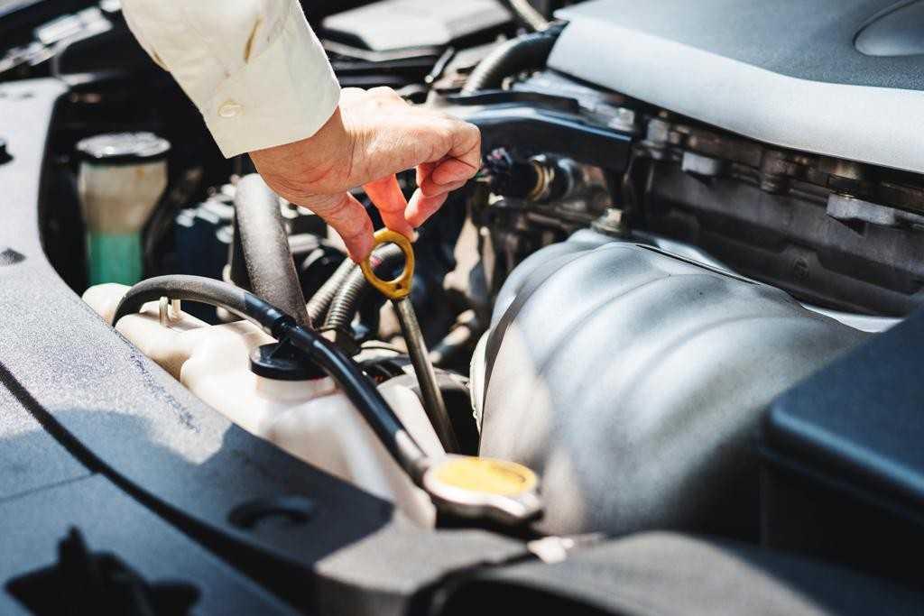 Bật mí kỹ thuật kiểm tra dầu nhớt "đúng chuẩn"