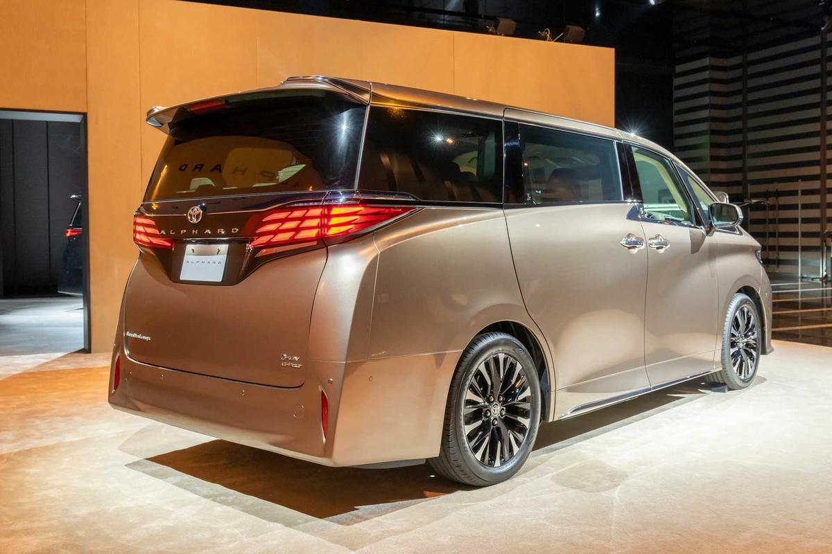 Bảng giá xe Toyota Alphard 2023: Ưu đãi đặc biệt tháng 12/2025