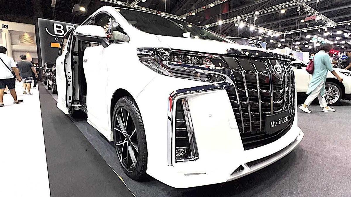 Bảng giá xe Toyota Alphard 2023: Ưu đãi đặc biệt tháng 12/2025