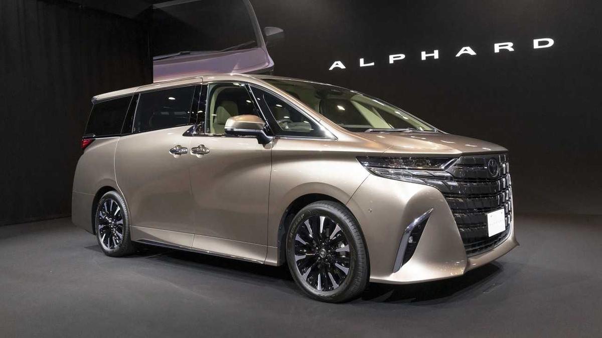 Bảng giá xe Toyota Alphard 2023: Ưu đãi đặc biệt tháng 12/2025