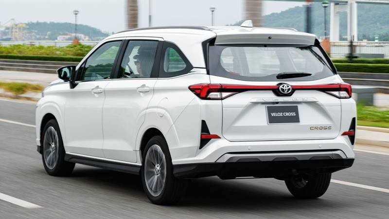 Giá xe Toyota Veloz Cross 2025: Ưu đãi đặc biệt tháng 12/2025