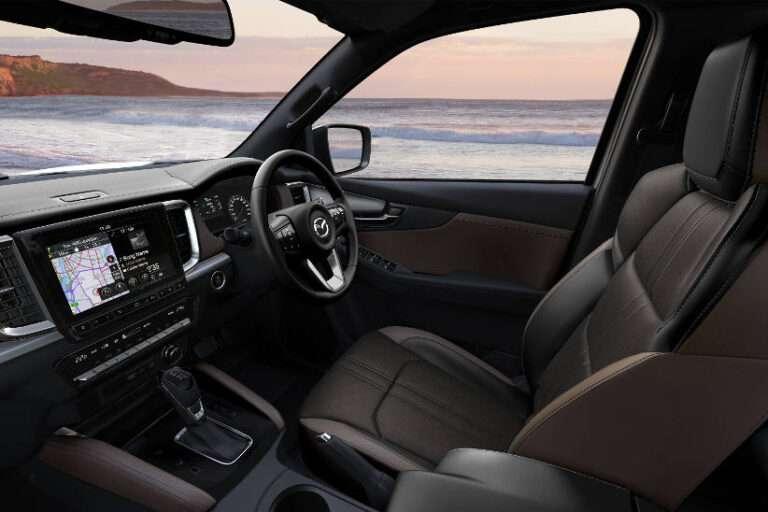 Giá xe Mazda BT-50 2025: Ưu đãi đặc biệt tháng 12/2025