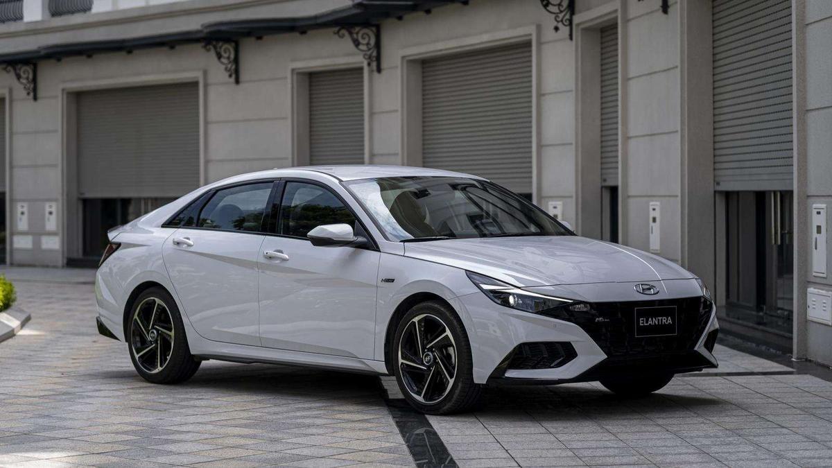 gia-xe-hyundai-elantra