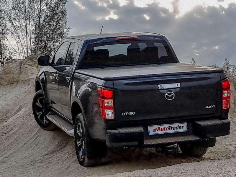 Giá xe Mazda BT-50 2025: Ưu đãi đặc biệt tháng 12/2025