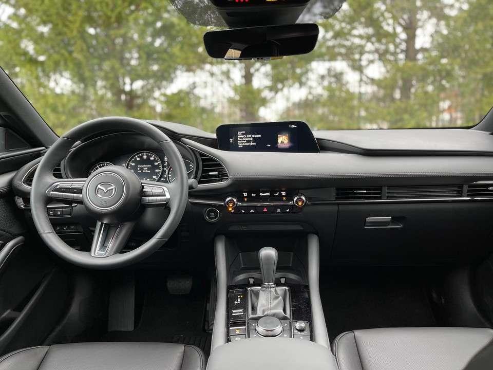 Giá xe Mazda3 2025: Ưu đãi đặc biệt tháng 12/2025