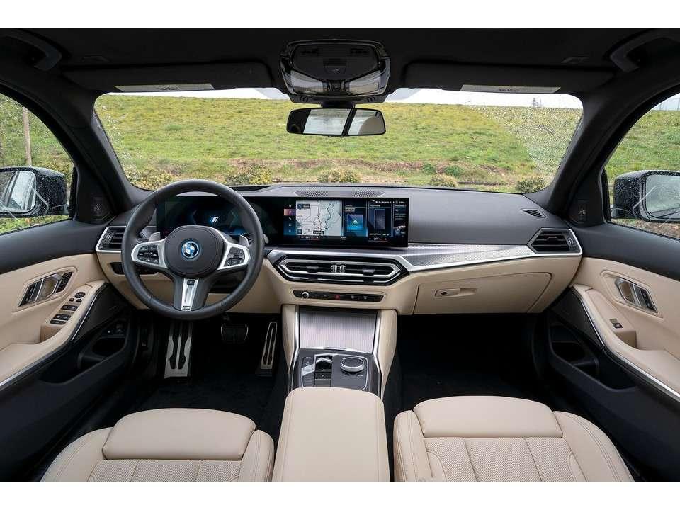 Giá xe BMW 3 Series 2025: Ưu đãi đặc biệt tháng 12/2025
