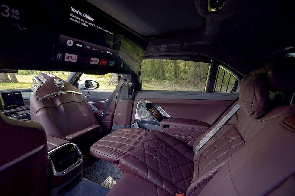 Giá xe BMW i7 2025: Ưu đãi đặc biệt tháng 12/2025