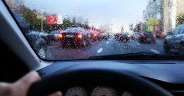 su-co-thuong-gap-khi-lai-xe-o-to-vao-mua-mua-1