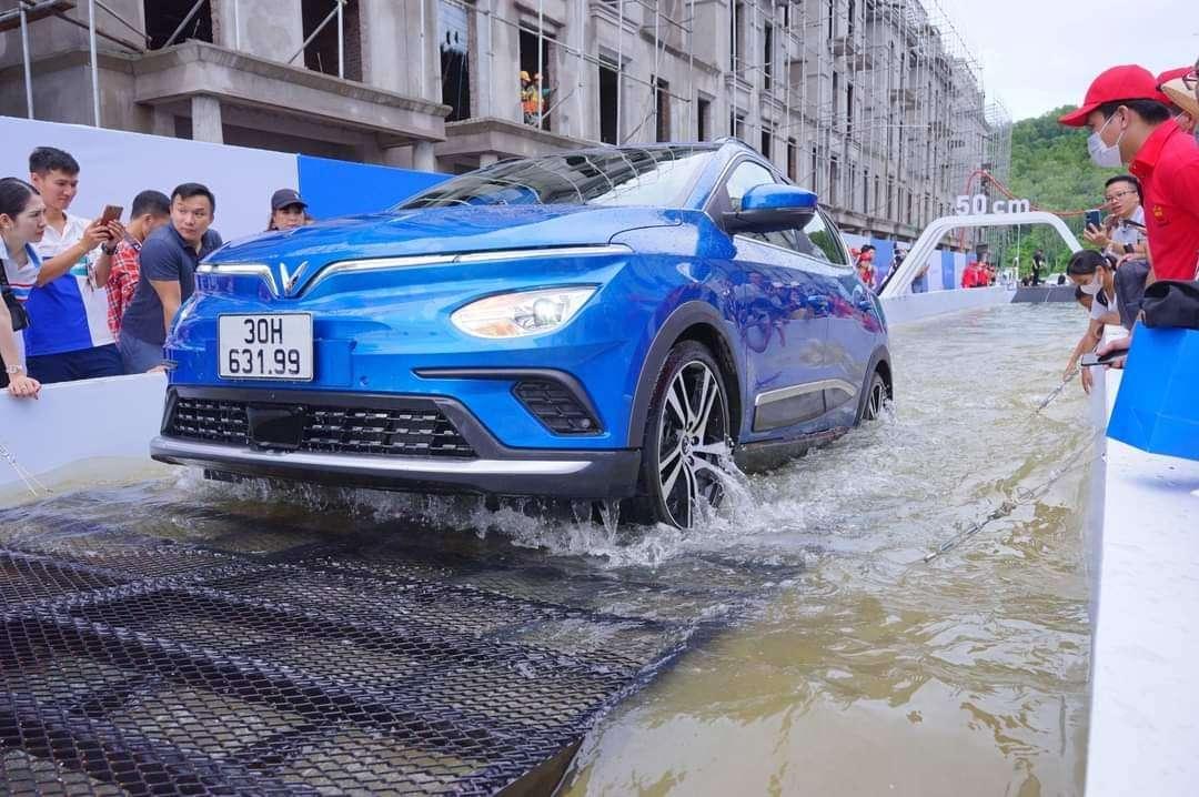 cham-soc-o-to-dien-vao-mua-mua-1